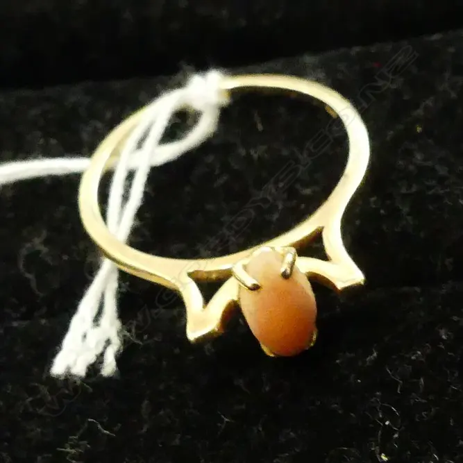 14CT GOLD AND CORAL RING Image 1++