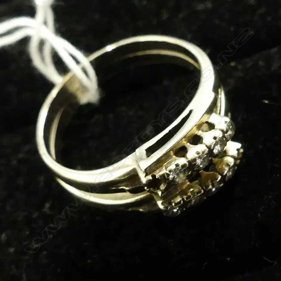 14K 6 DIAMOND BAND RING 3.74GMS Image 1++