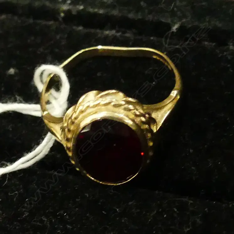 9CT GARNET RING 3.18GMS Image 1++