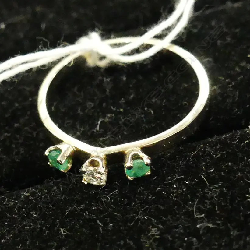 18CT EMERALD & DIAMOND RING Image 1++