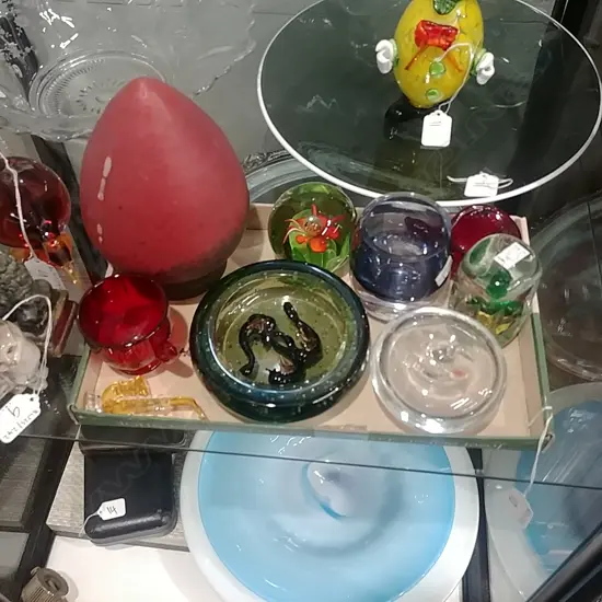 SMALL TRAY OF ART GLASS