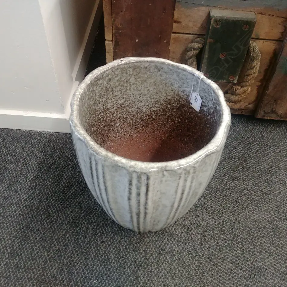 CRUCIBLE FORM GARDEN POT RIBBED Image 1++