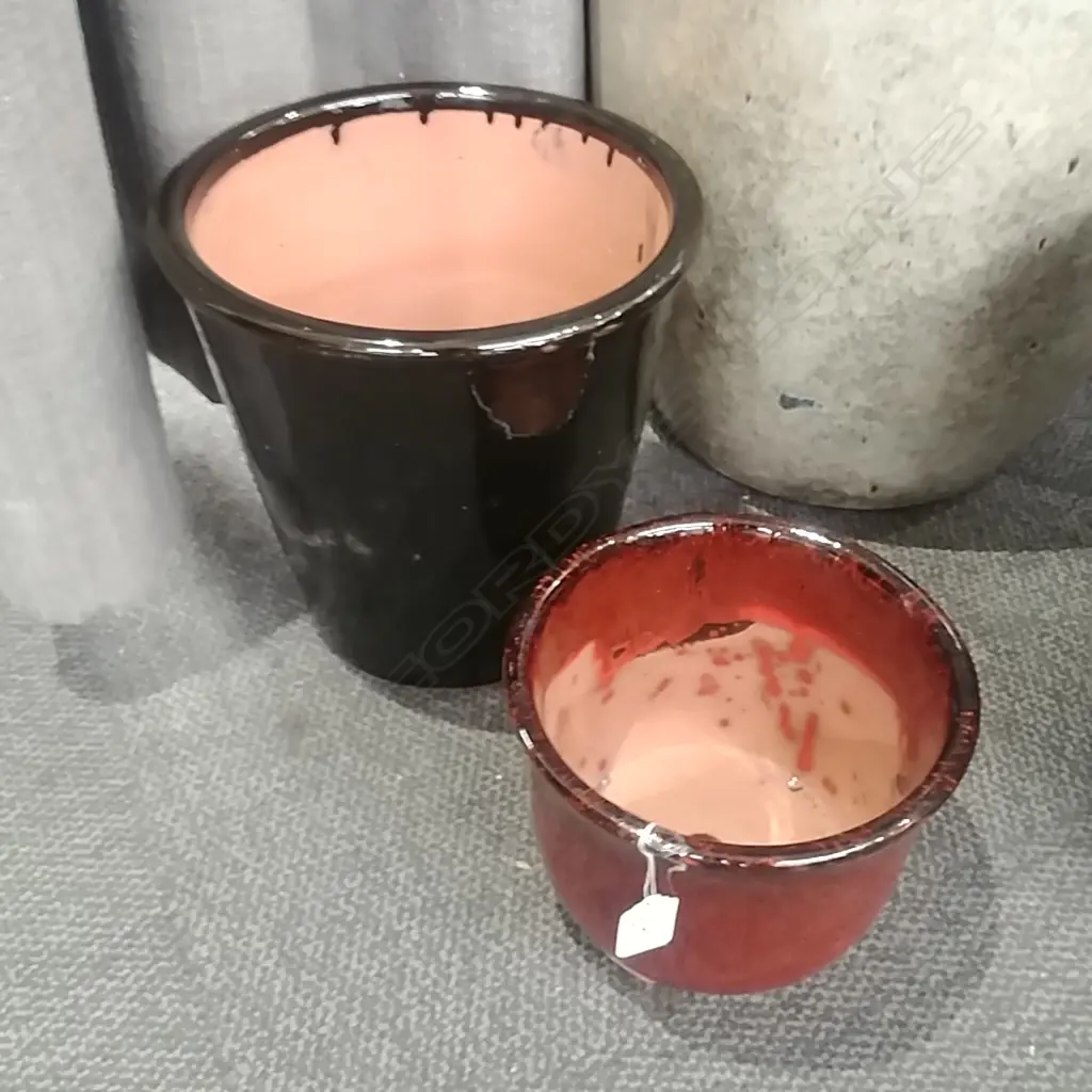 2 SMALL GARDEN POTS RED & BLACK 260MM Image 1++