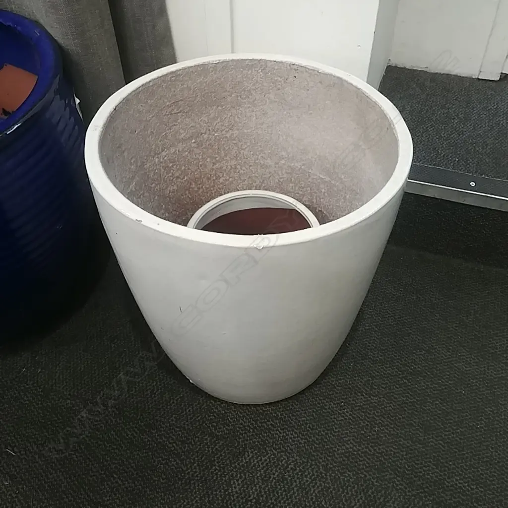 2 WHITE GARDEN PLANTERS Image 1++