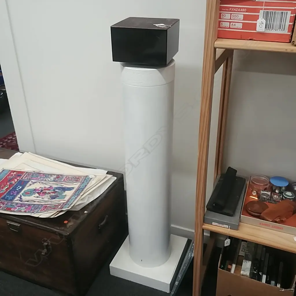 G NGAN DISPLAY STAND Image 1++