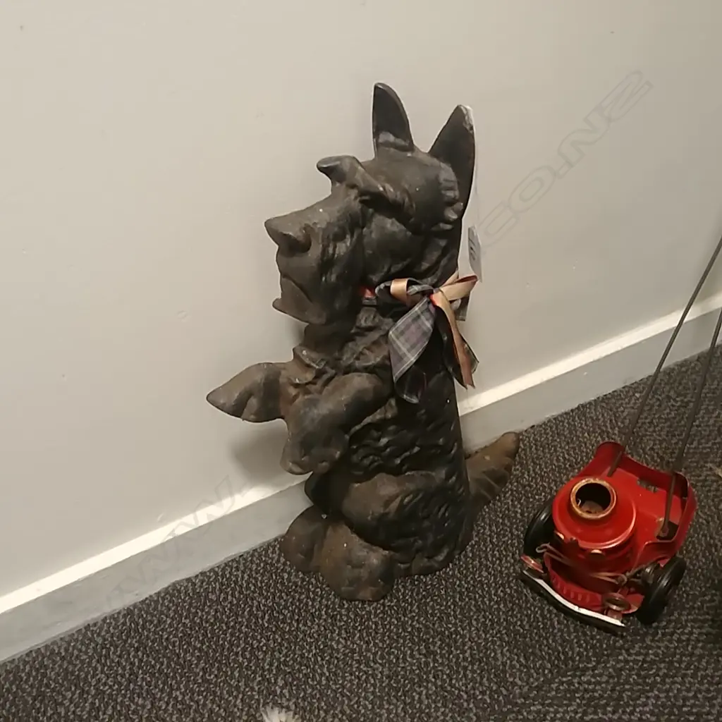 CAST IRON DOG DOORSTOP  Image 1++