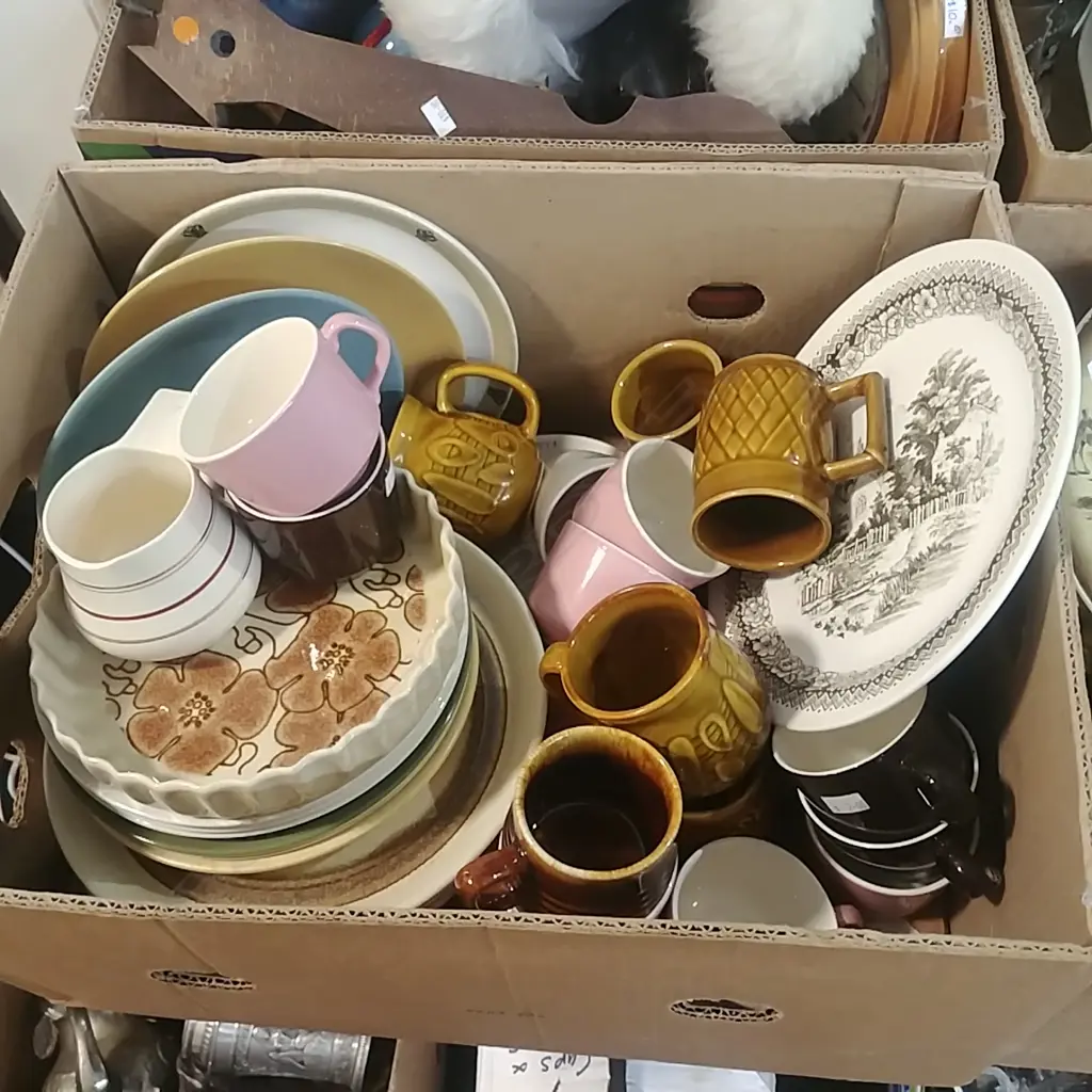 BOX OF C/LYNN KITCHEN CHINA Image 1++