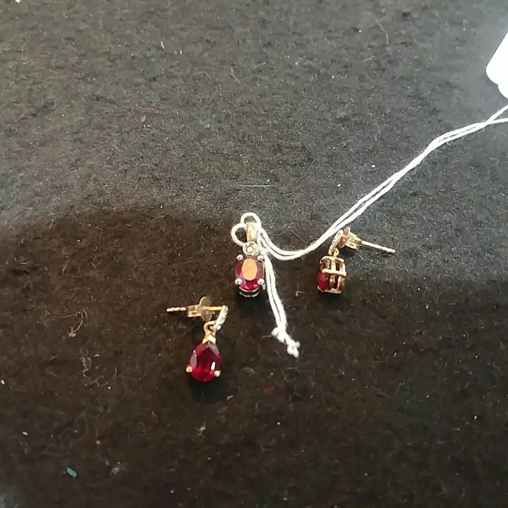 9CT GOLD GARNET/DIA PENDANT & EARRINGS Image 1++
