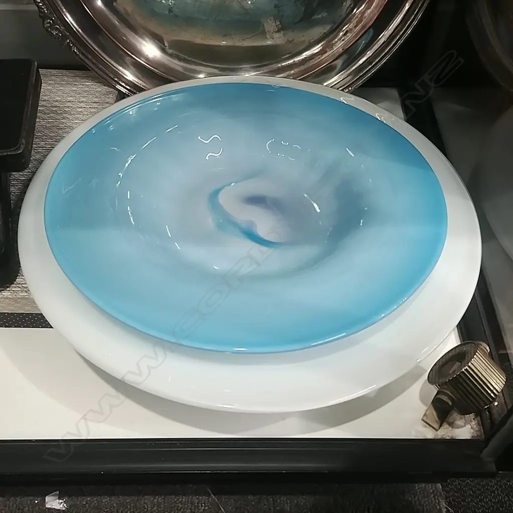 2 COLOURED GLASS BOWLS Image 1++