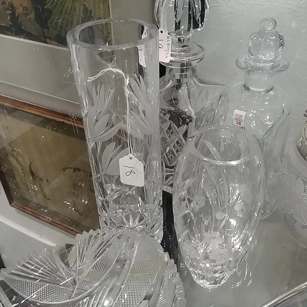2 CRYSTAL VASES Image 1++