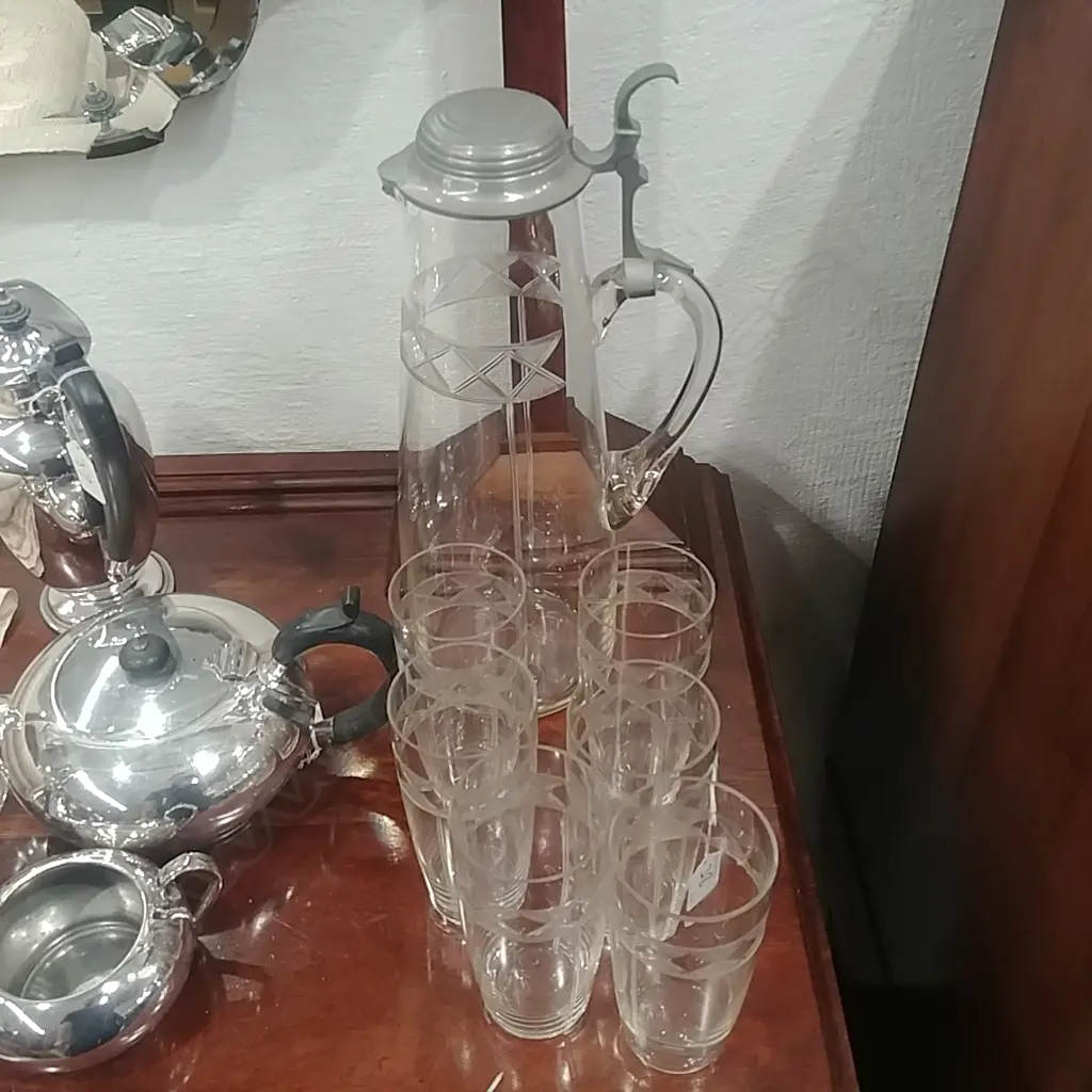 SET OF VINTAGE DECO GLASSES & LIDDED JUG Image 1++