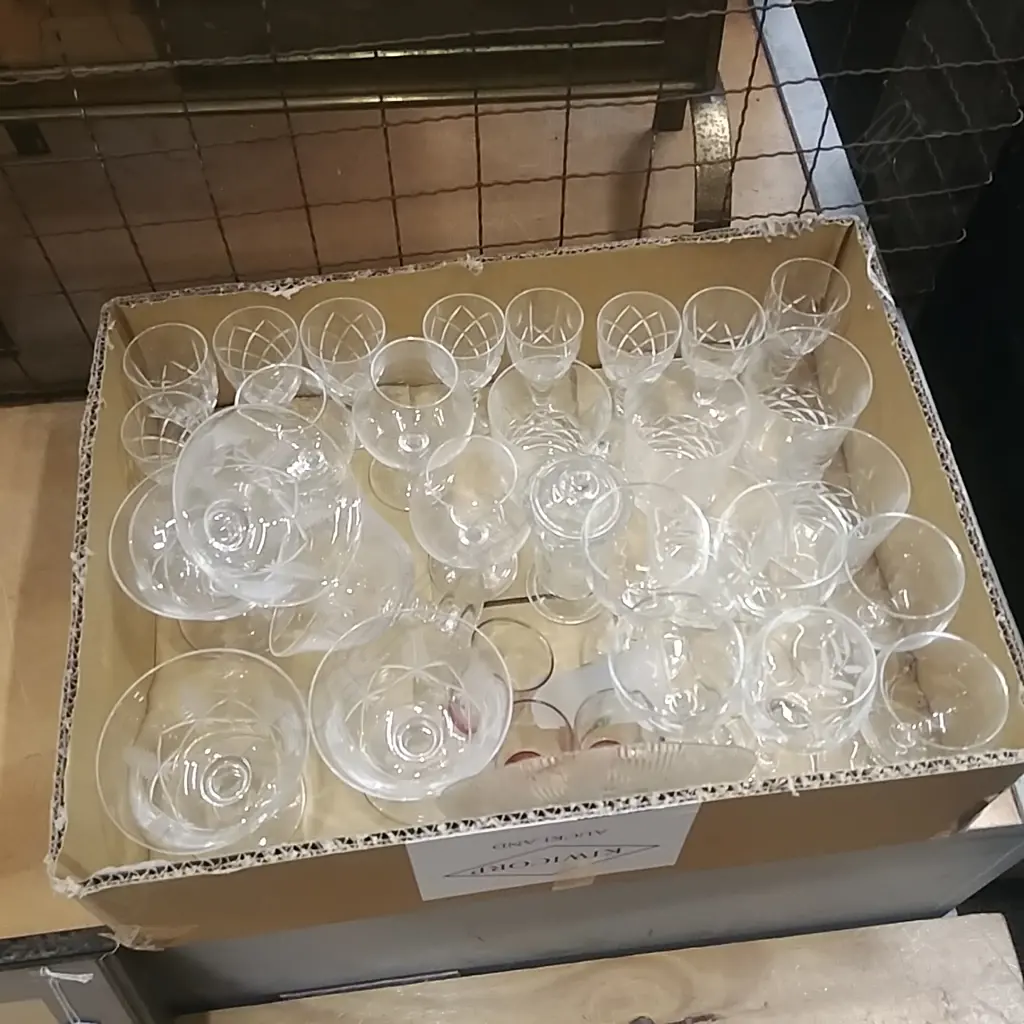 BOX LOT GLASSES & CRYSTAL SUNDAES Image 1++