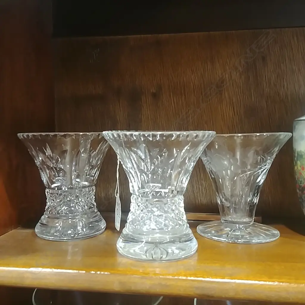 3 CRYSTAL VASES Image 1++