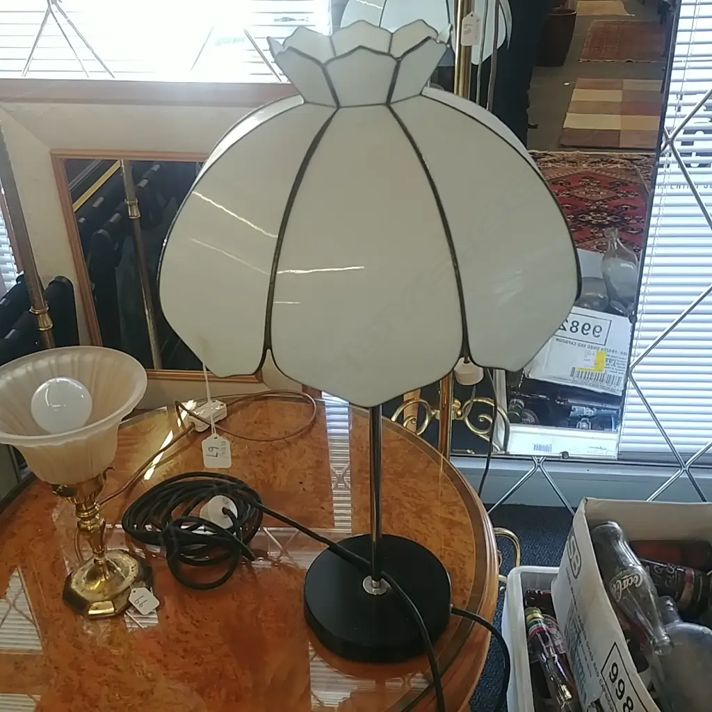 TABLE LAMP W/ WHITE SHADE Image 1++