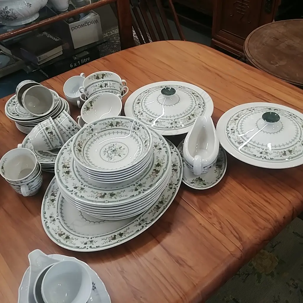 R.DOULTON 'PROVINCAL' D/SERVICE + TUREENS/SERVING DISHES Image 1++