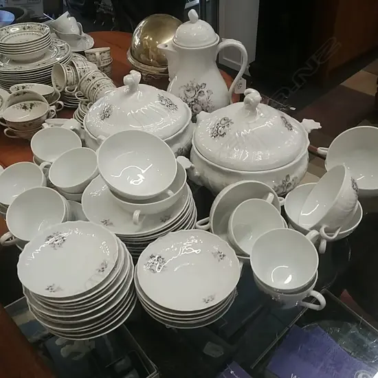 HUTSCHENREUTHER DRESDEN DINNER SERVICE