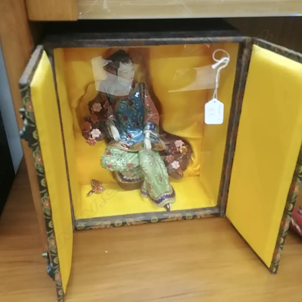 CASED CHINESE FIGURINE Image 1++