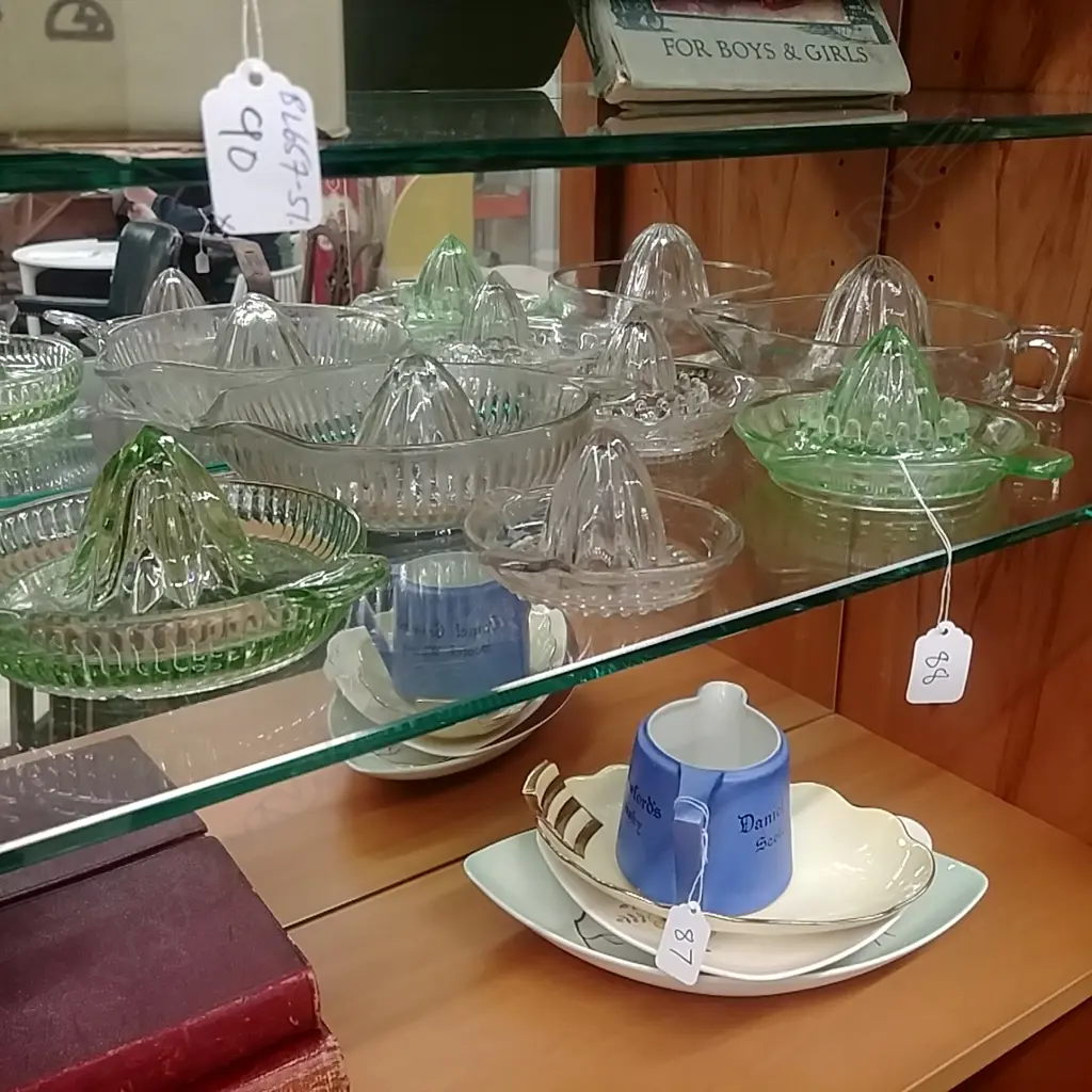 LOT OF GLASS CITRUS JUICERS Image 1++