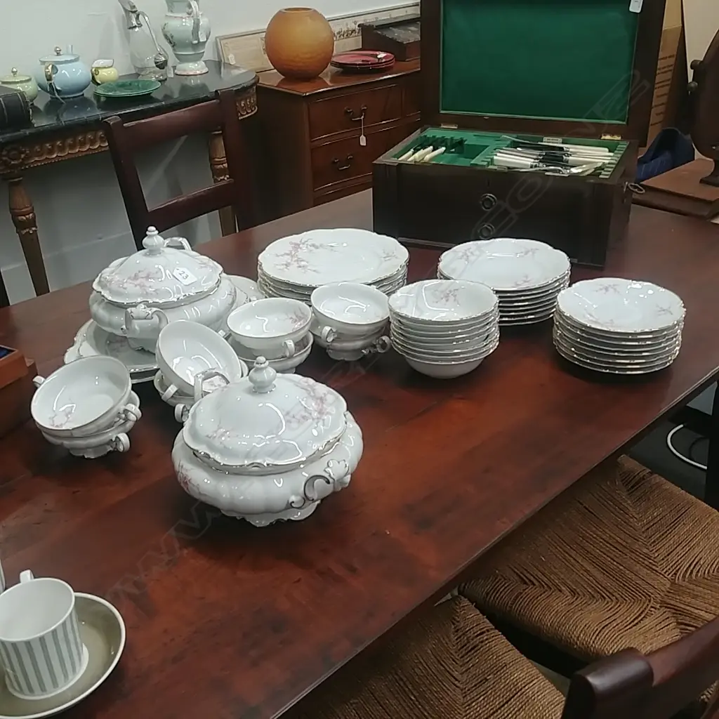 HUTCHENREUTHER DINNER SERVICE "SYLVIA" Image 1++