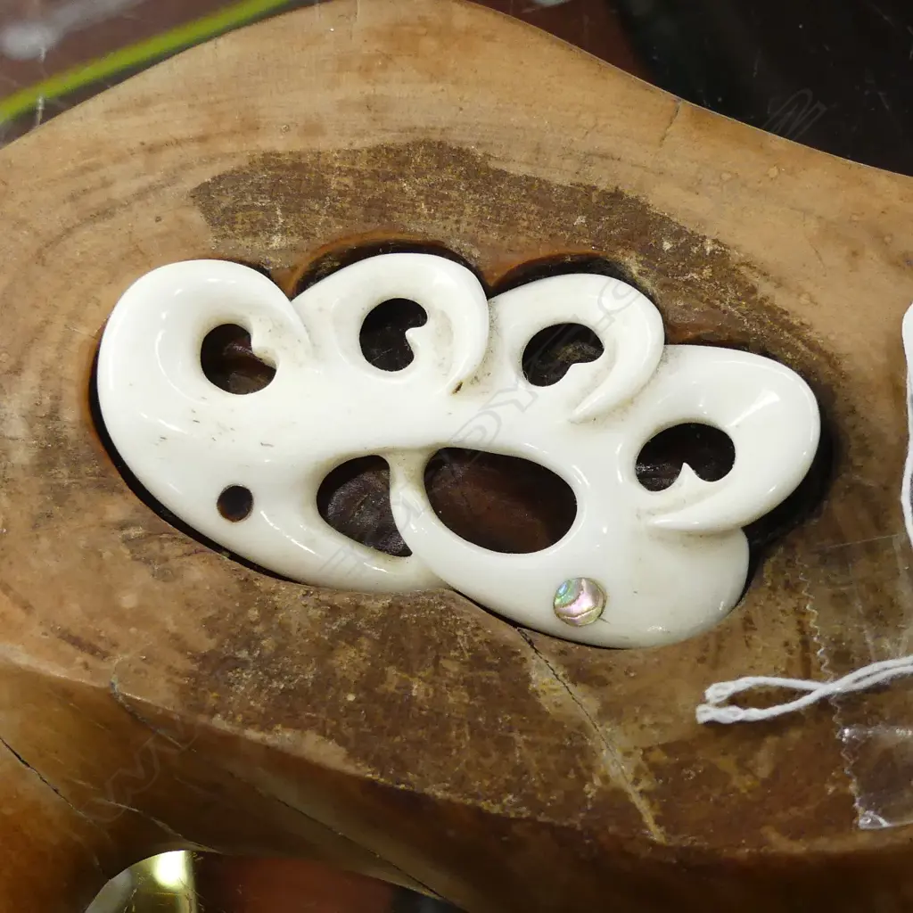 MAORI BONE CARVING WITH STAND Image 1++