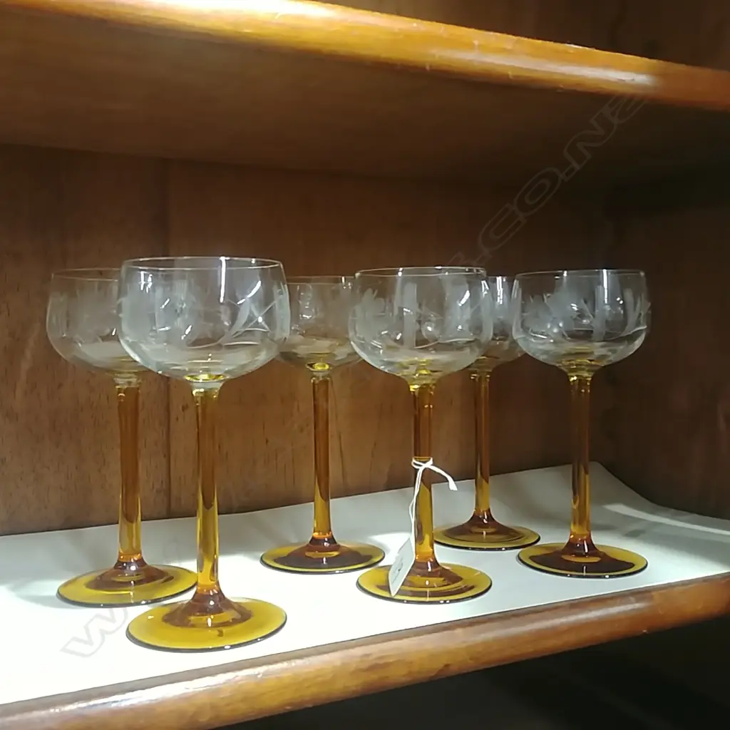 SET OF 6 VINTAGE WINE GLASSES Image 1++