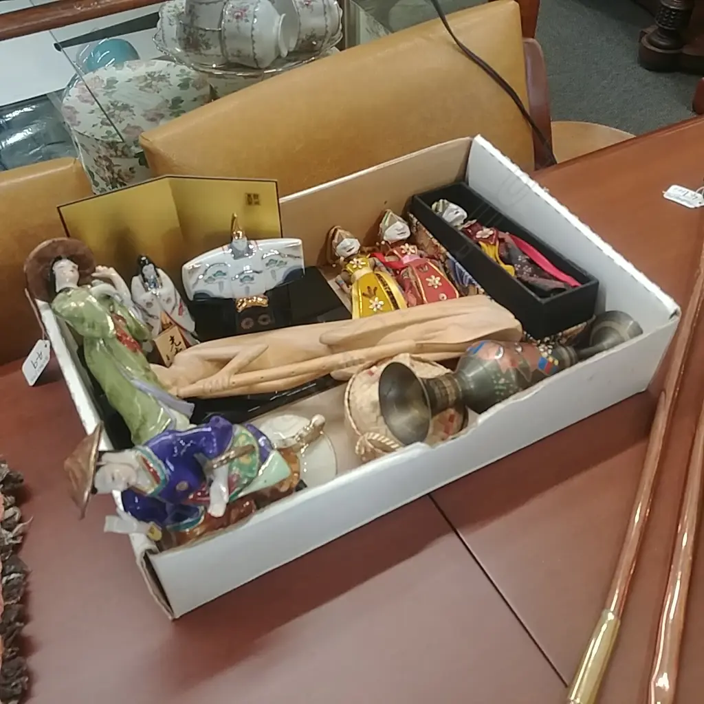 TRAY OF ORIENTAL DOLLS ETC Image 1++