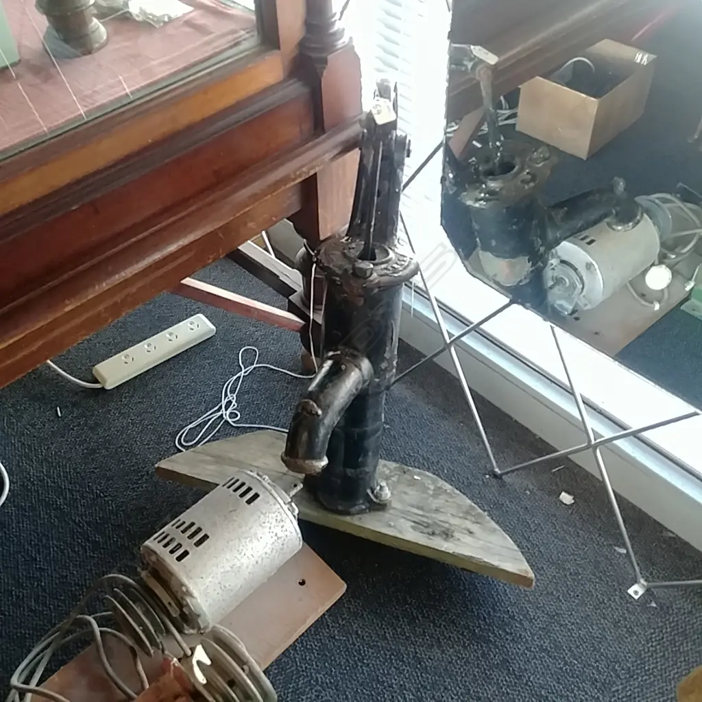 VINTAGE WATER PUMP Image 1++