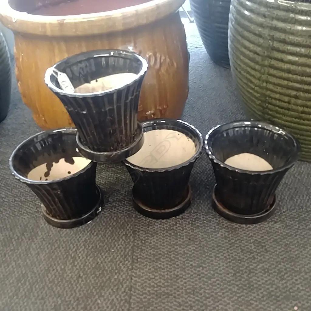 4 SMALL BLACK GARDEN POTS Image 1++