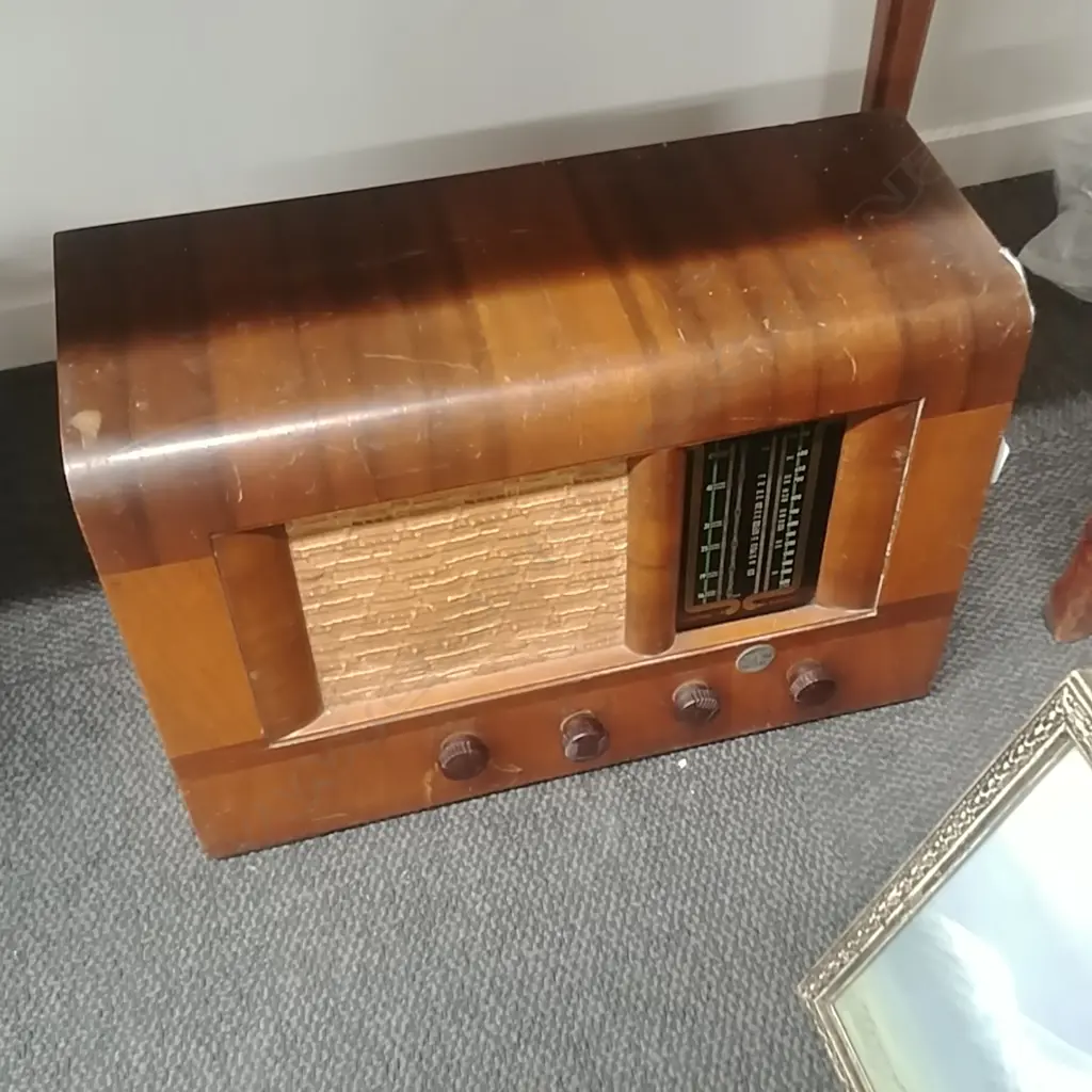 OLD 'COURIER' VALVE RADIO  Image 1++