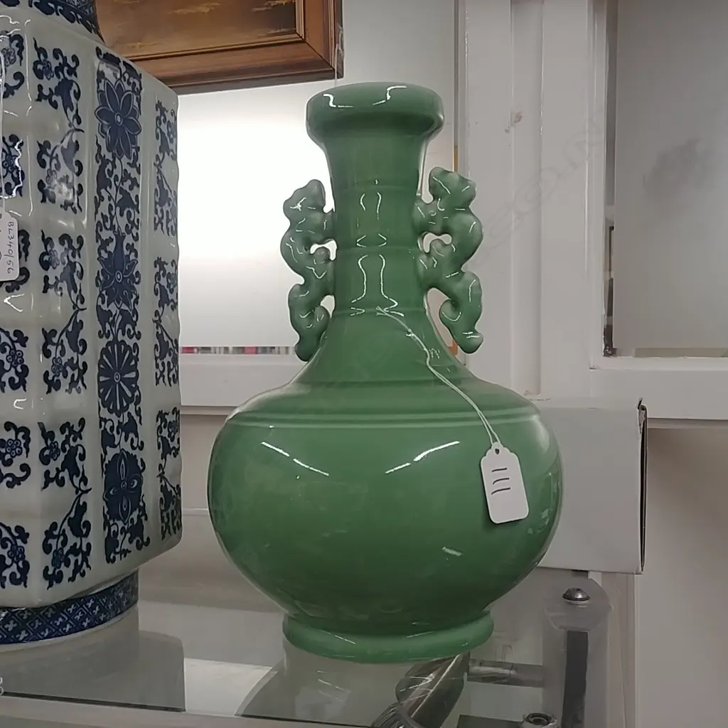 GREEN GLAZED CHINESE VASE Image 1++