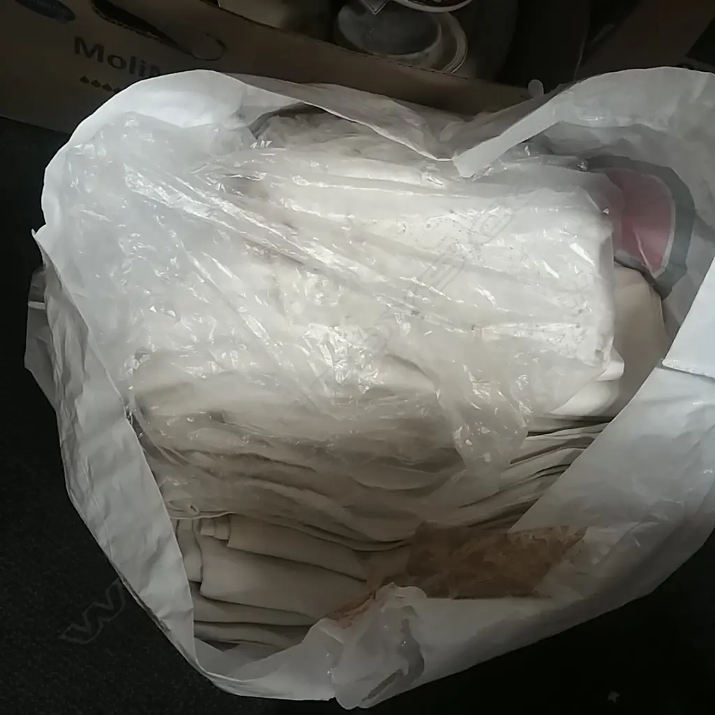 LARGE LOT OF TABLE LINEN Image 1++