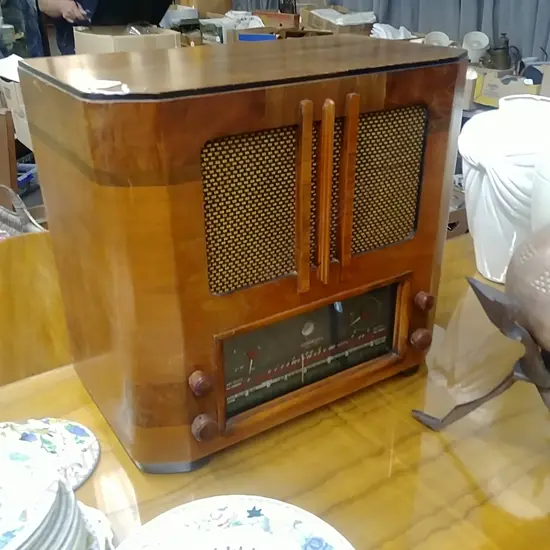 OLD 'COURIER' VALVE RADIO.