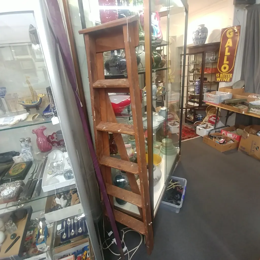 VINTAGE PINE STEP LADDER Image 1++