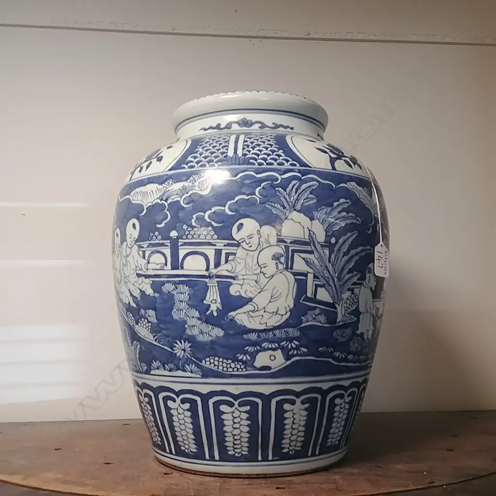 LARGE B/W CHINESE VASE Image 1++