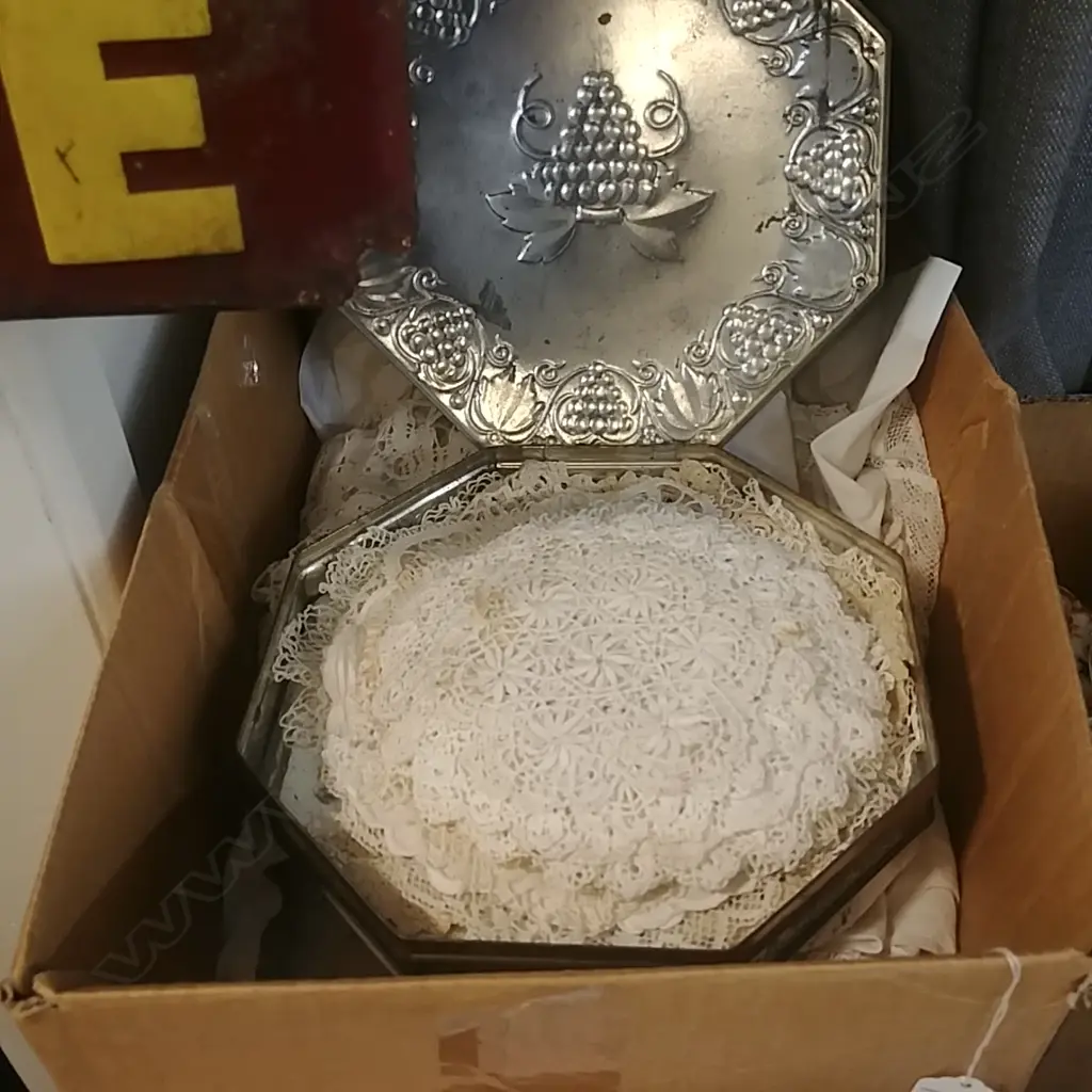 LARGE LOT OF TABLE LINEN +DOILIES Image 1++