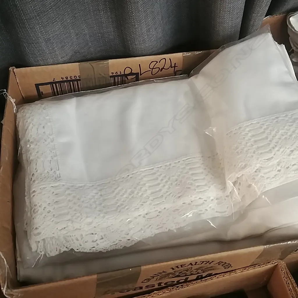 LARGE LOT OF TABLE LINEN Image 1++