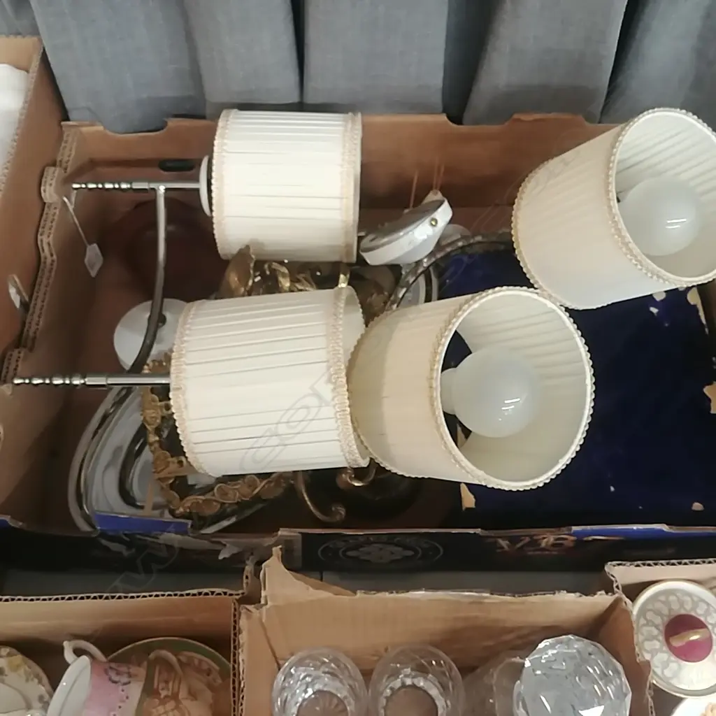 LOT/LIGHTS/PEWTER/TRAYS/BRASSWARE/BOTTLE ETC Image 1++