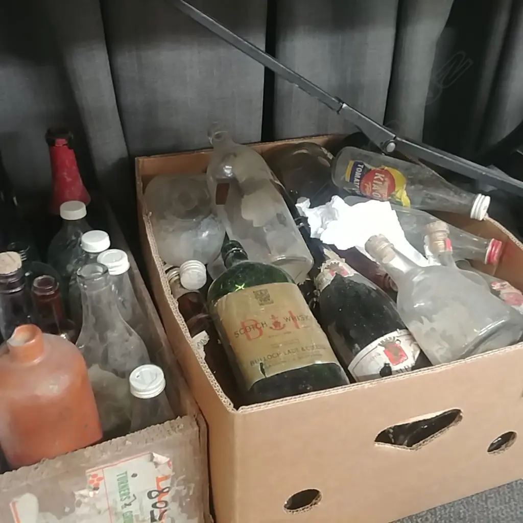 2 BOXES OF VINTAGE BOTTLES Image 1++