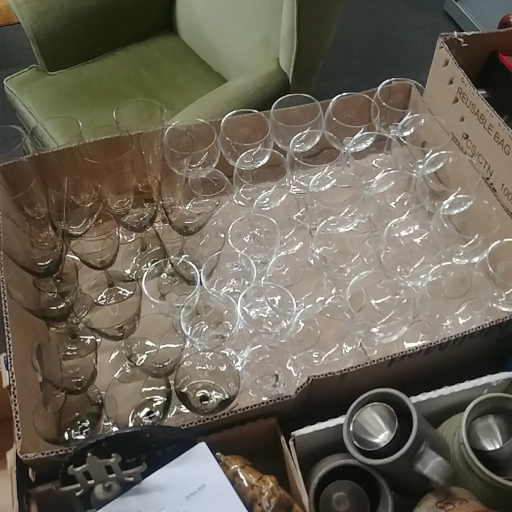 TRAY OF MIXED GLASSES Image 1++