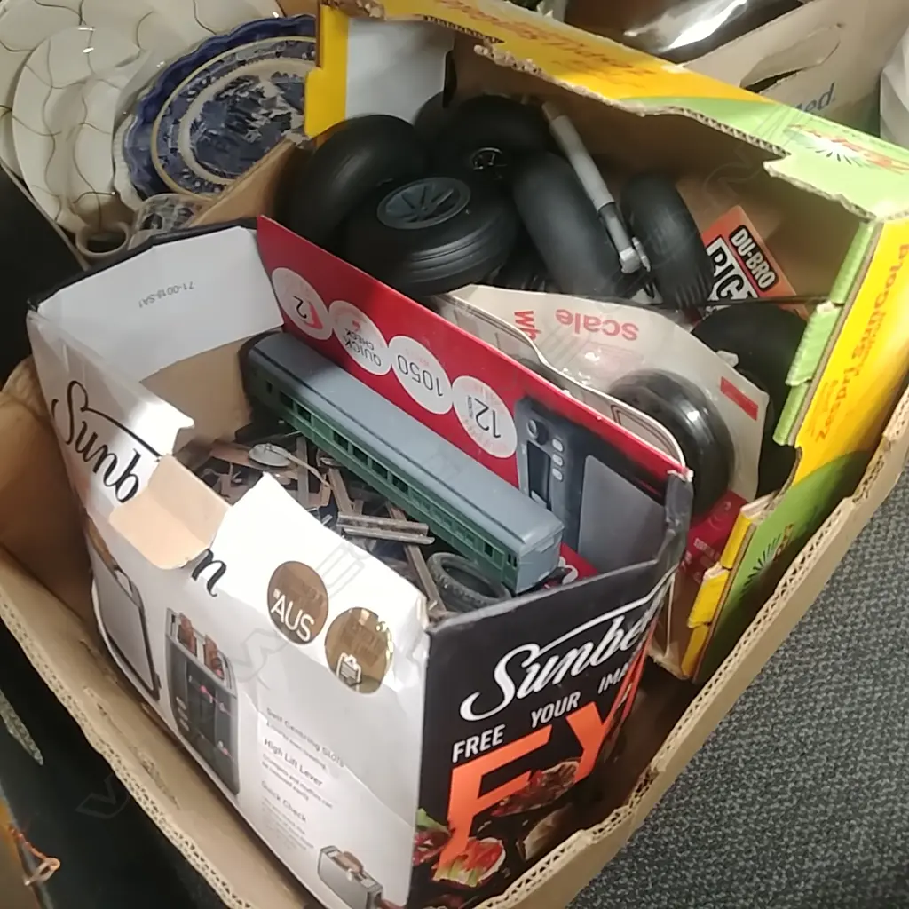 BOX TRAIN TRACKS WHEELS  Image 1++