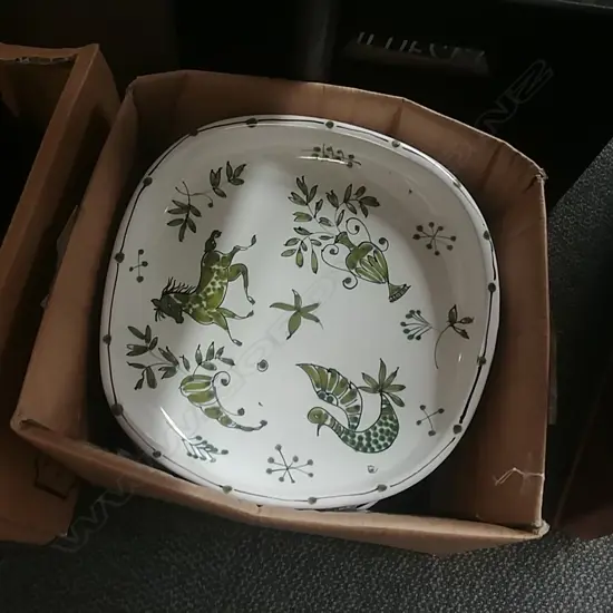 BOX LOT PLATES & MAJOLICA DISH