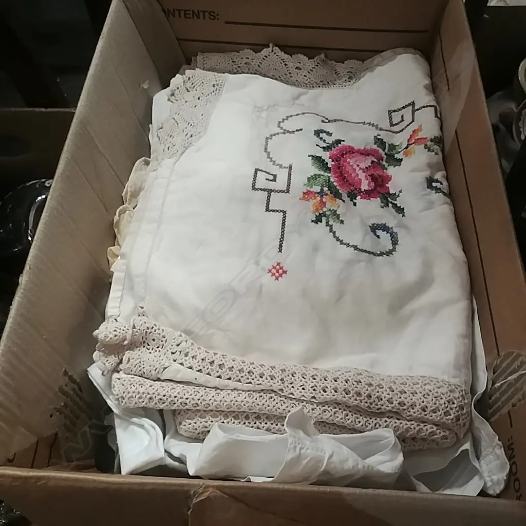 BOX OF LINEN Image 1++