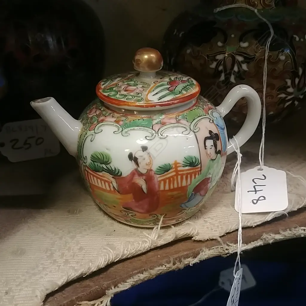 FAMILLE ROSE TEAPOT Image 1++