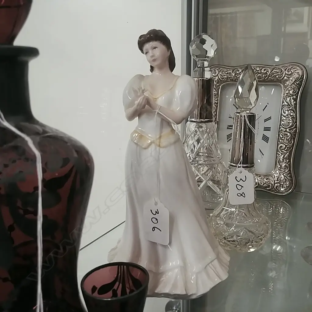 ROYAL DOULTON FIGURE - MARIA Image 1++