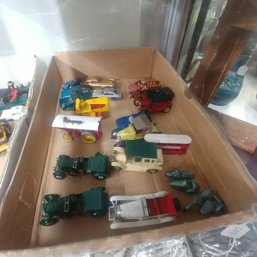 TRAY OF MATCHBOX & DINKY TOYS Image 1++