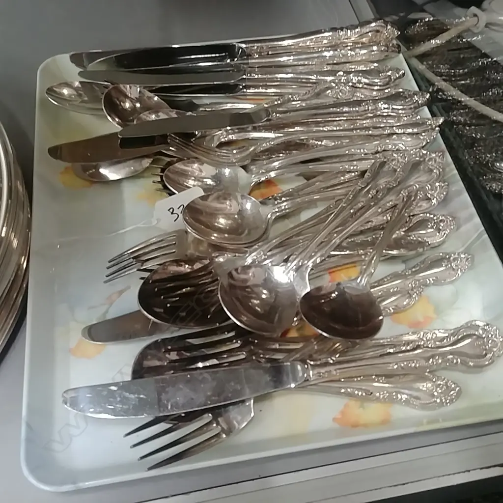 TRAY OF ASST CUTLERY Image 1++