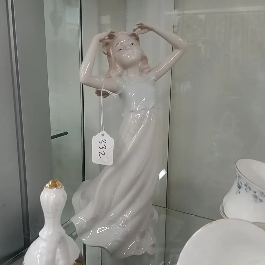 TUPTON LLADRO TYPE FIGURINE Image 1++