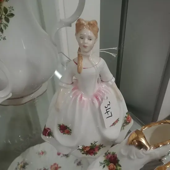 R/DOULTON OLD COUNTRY ROSE FIGURE HN3482