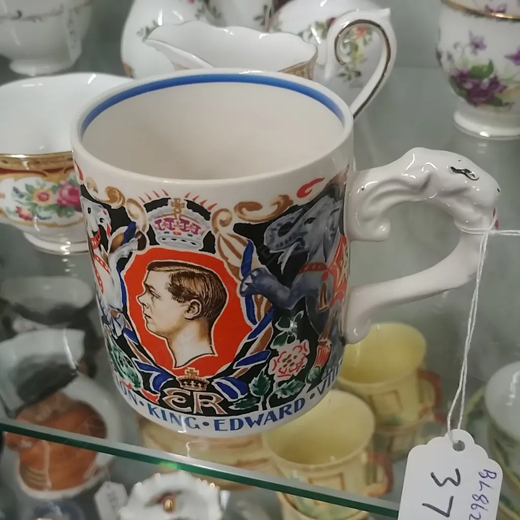 LAURA KNIGHT CORONATION MUG Image 1++