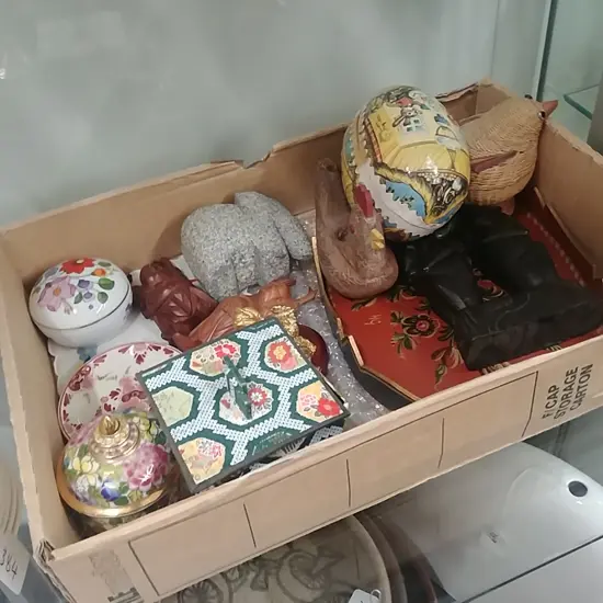 TRAY OF COLLECTABLES